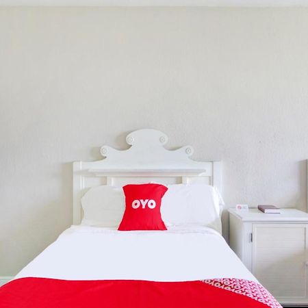 Oyo Hotel Dundee By Crystal Lake エクステリア 写真