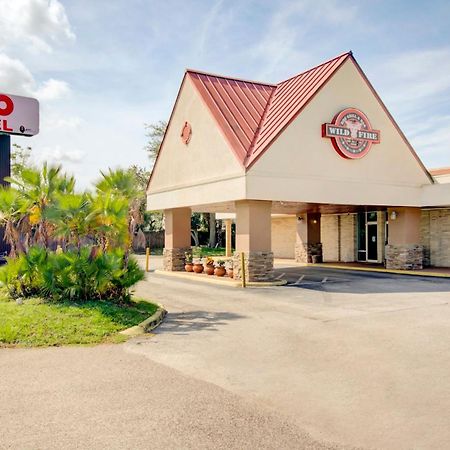 Oyo Hotel Dundee By Crystal Lake エクステリア 写真