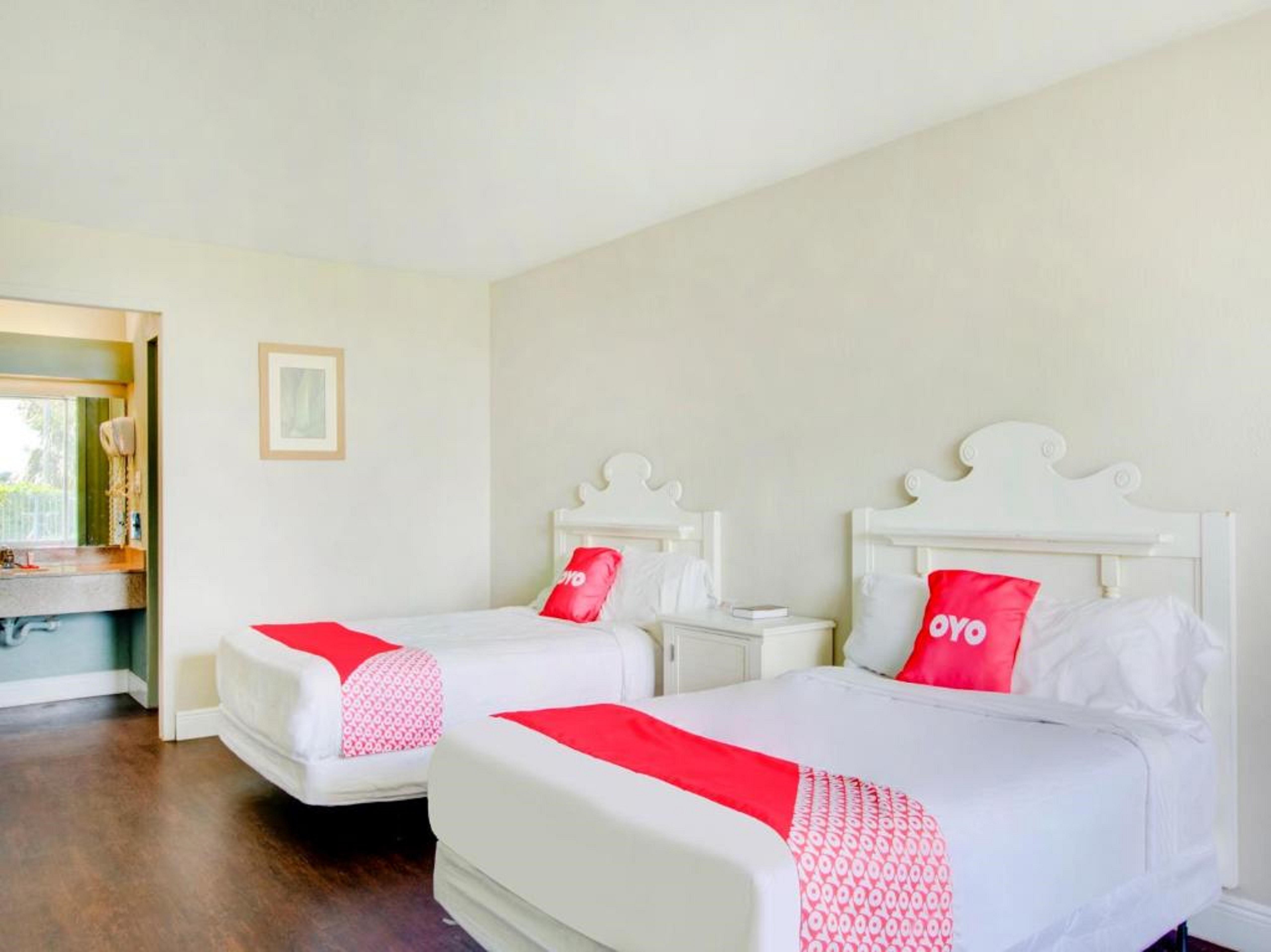 Oyo Hotel Dundee By Crystal Lake エクステリア 写真