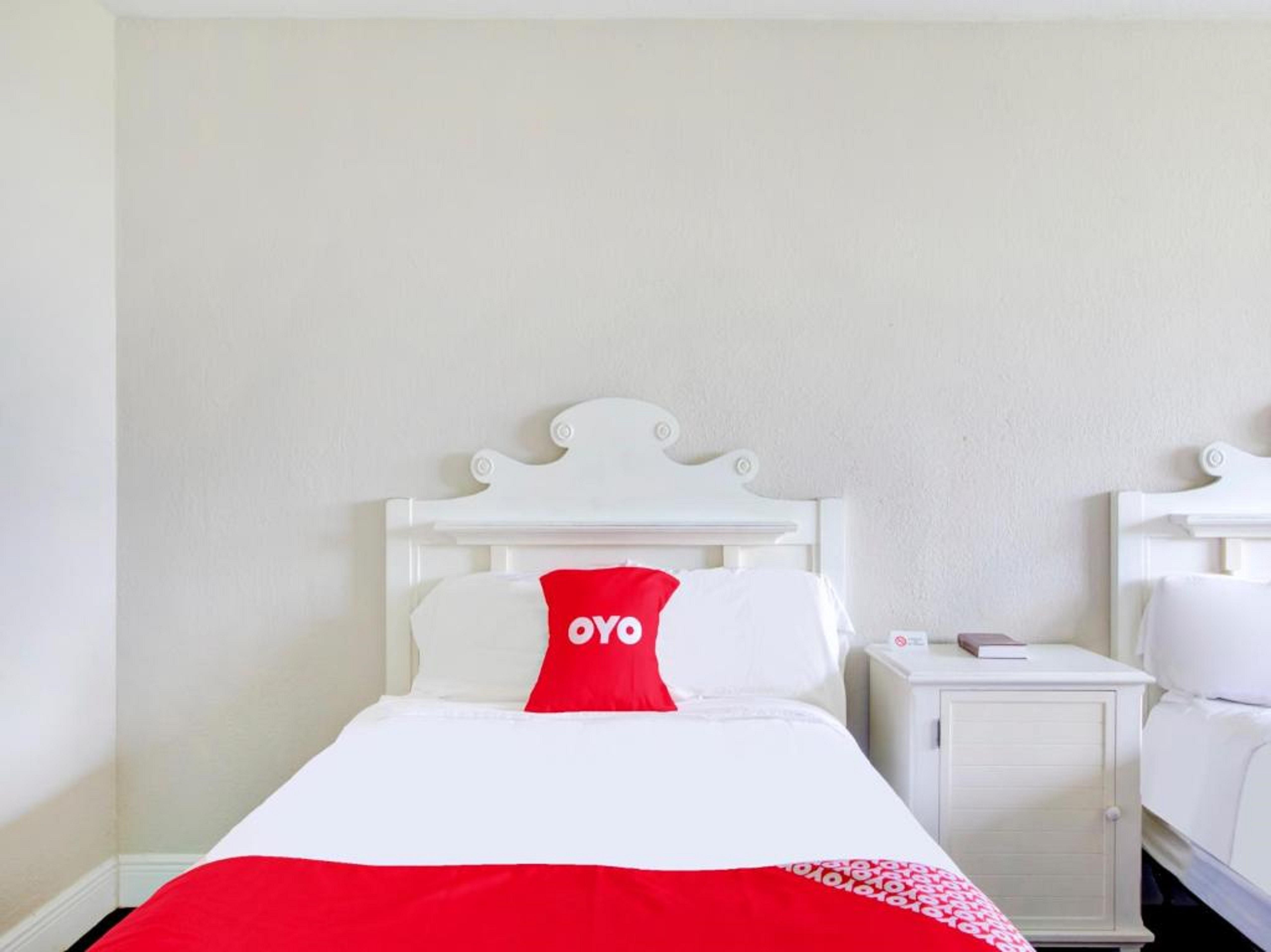 Oyo Hotel Dundee By Crystal Lake エクステリア 写真