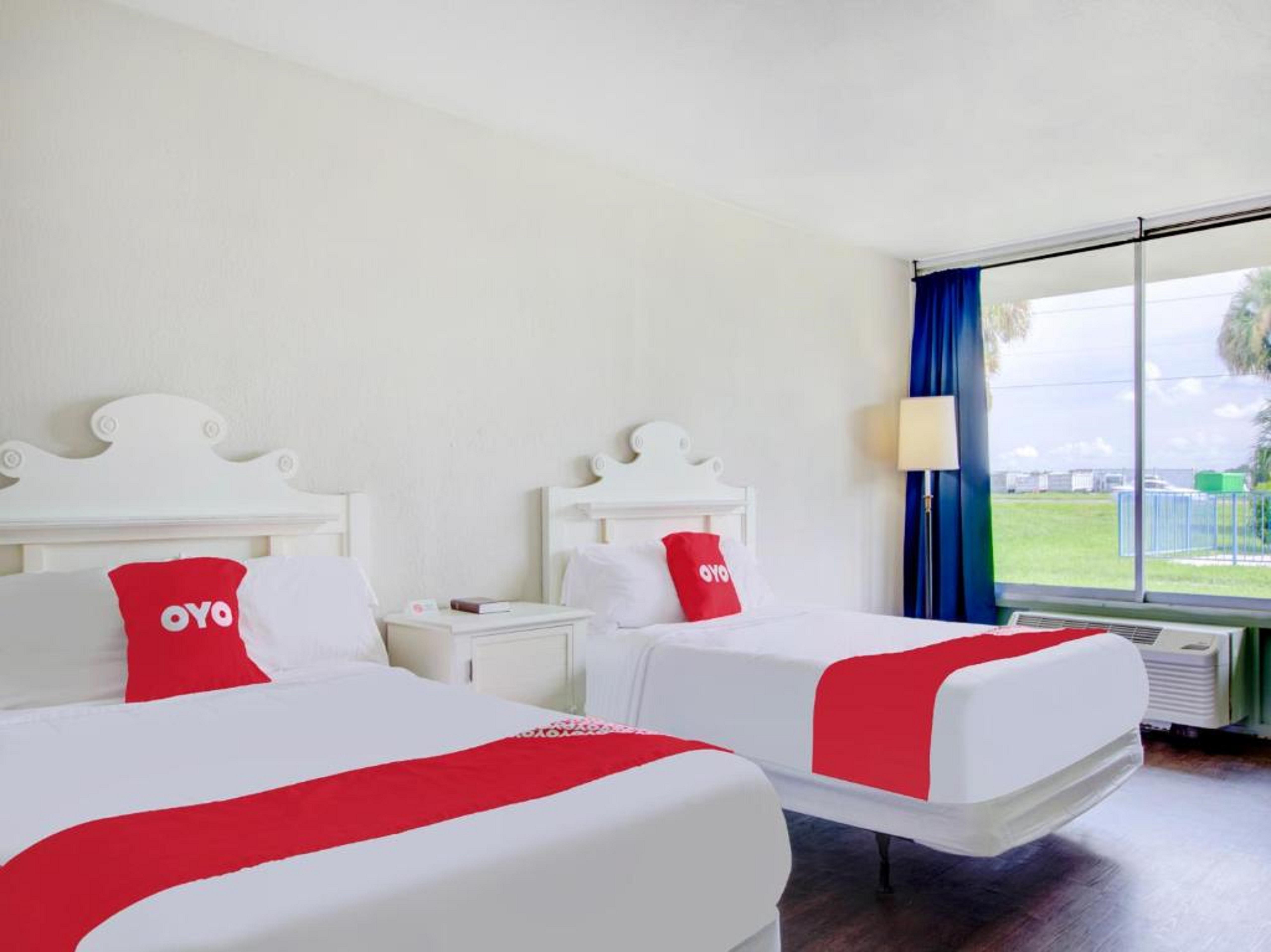 Oyo Hotel Dundee By Crystal Lake エクステリア 写真
