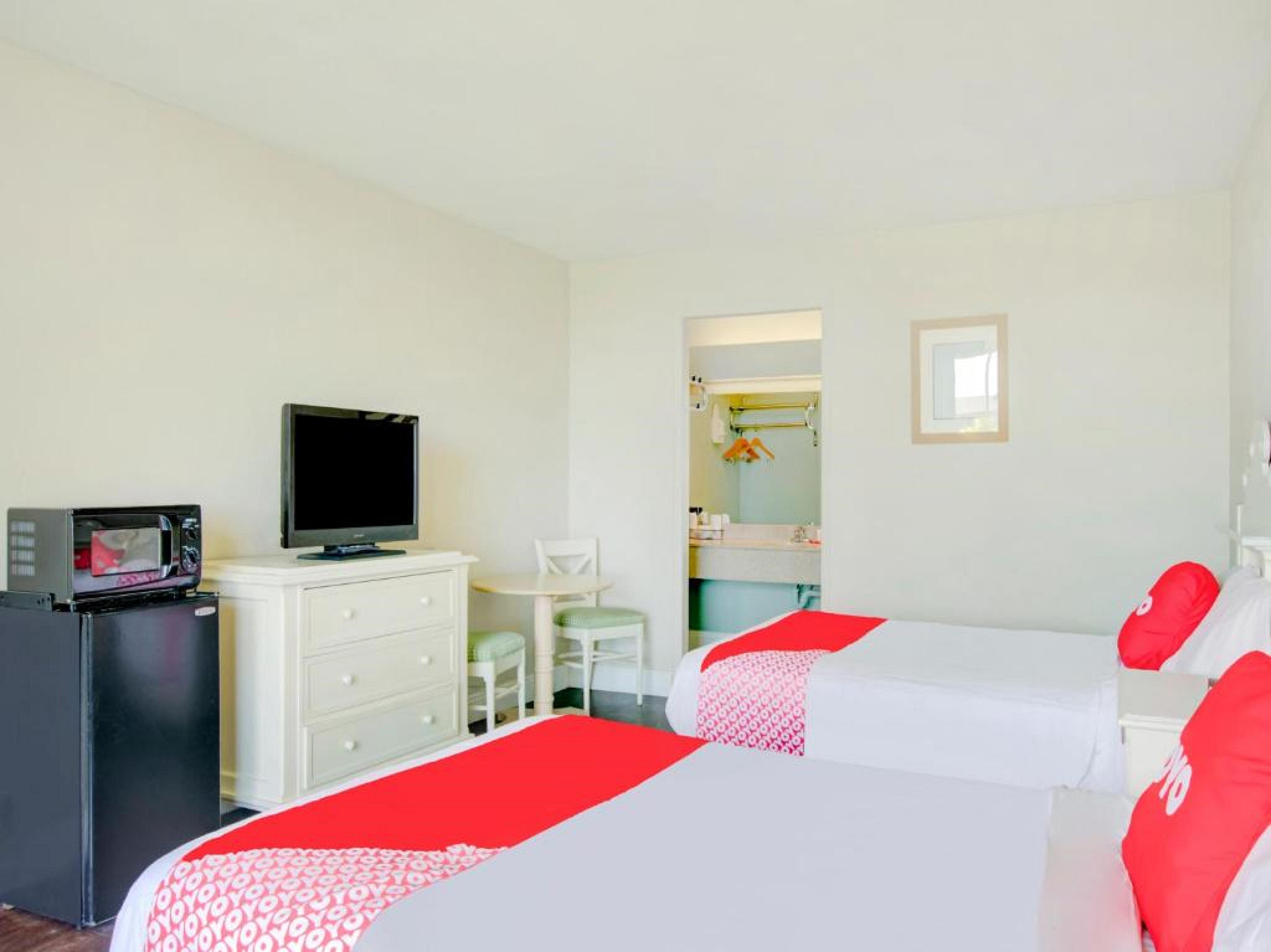 Oyo Hotel Dundee By Crystal Lake エクステリア 写真
