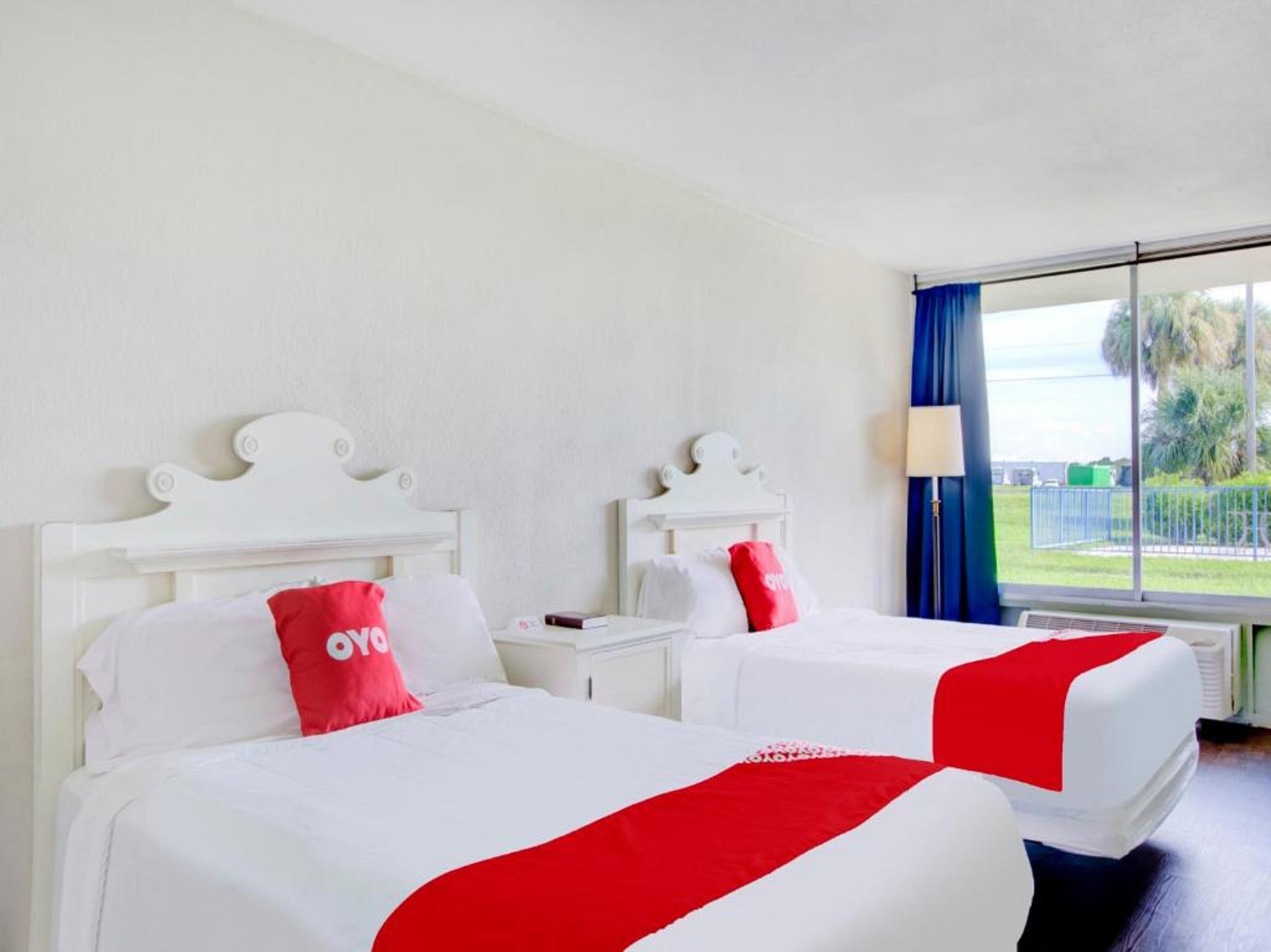 Oyo Hotel Dundee By Crystal Lake エクステリア 写真