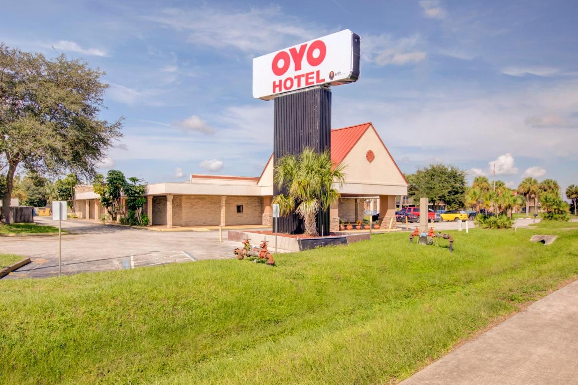Oyo Hotel Dundee By Crystal Lake エクステリア 写真