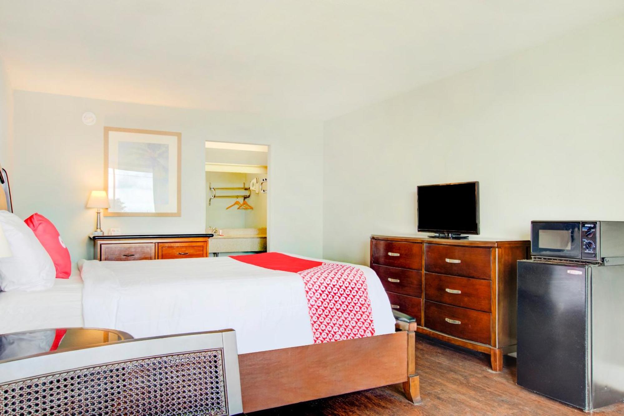 Oyo Hotel Dundee By Crystal Lake エクステリア 写真