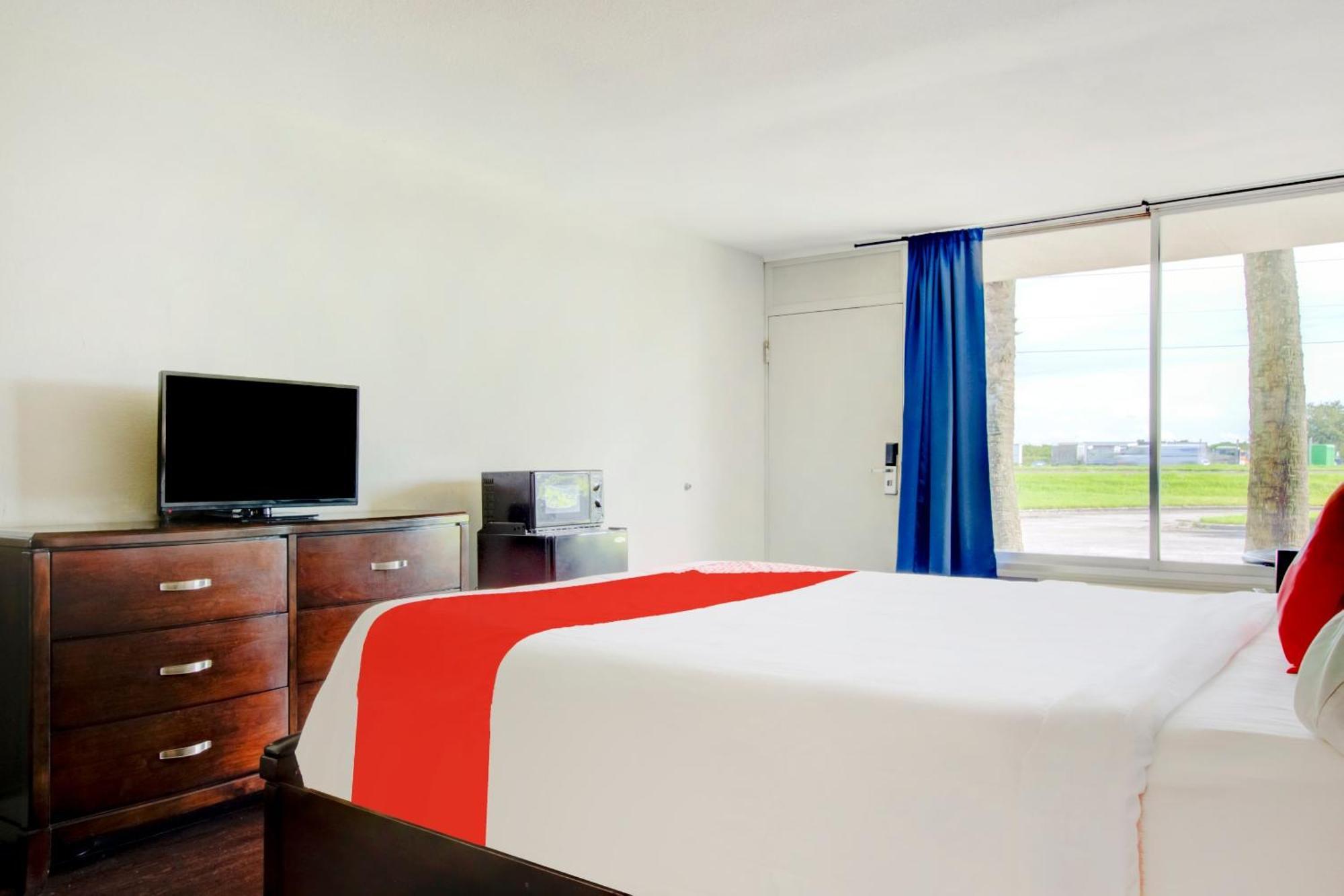 Oyo Hotel Dundee By Crystal Lake エクステリア 写真