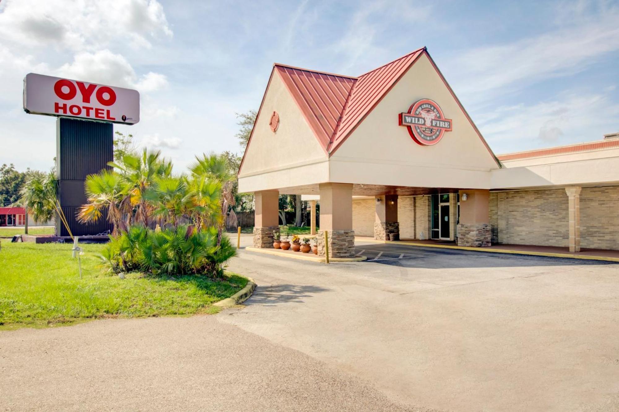 Oyo Hotel Dundee By Crystal Lake エクステリア 写真