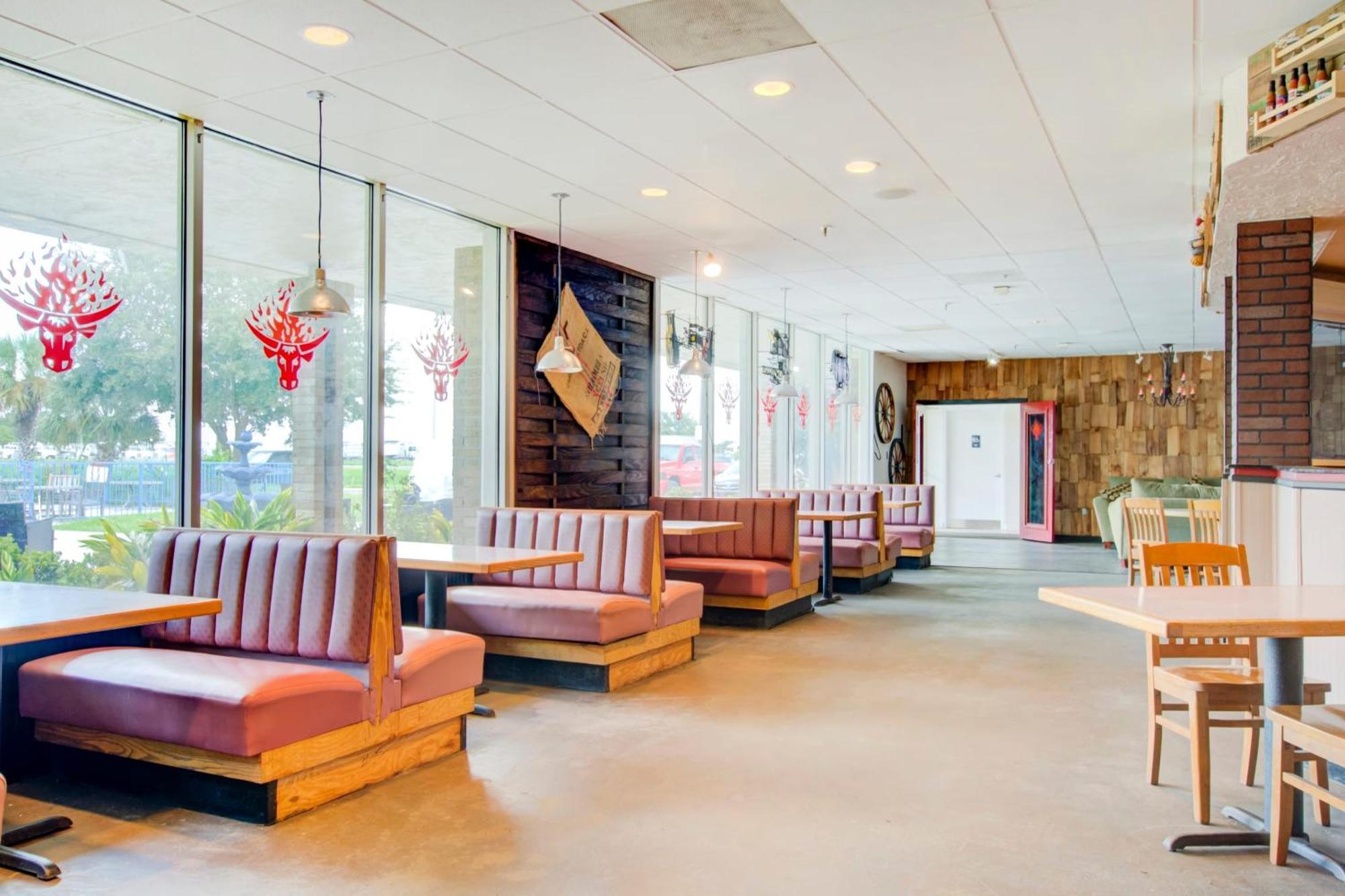 Oyo Hotel Dundee By Crystal Lake エクステリア 写真