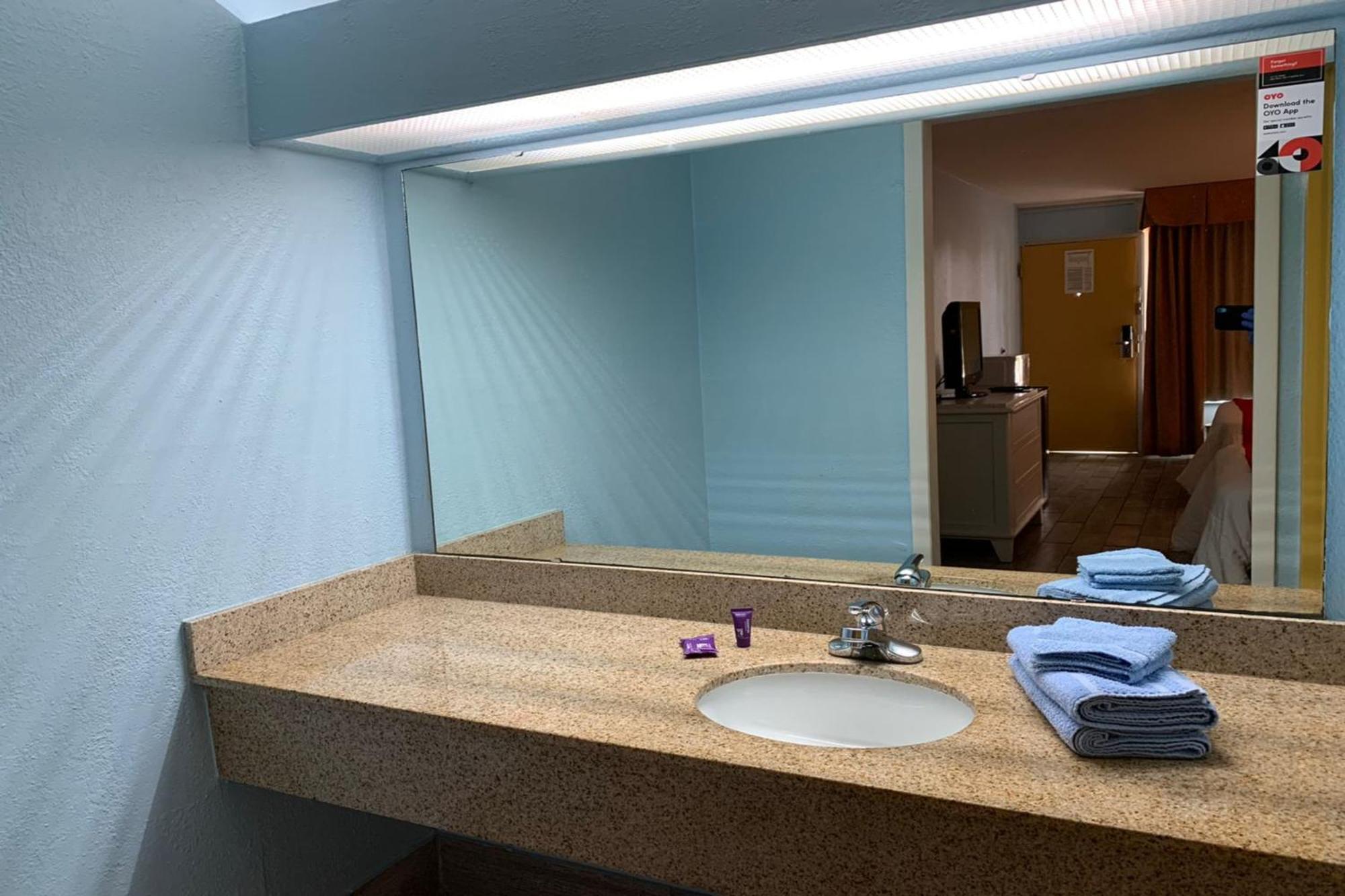 Oyo Hotel Dundee By Crystal Lake エクステリア 写真