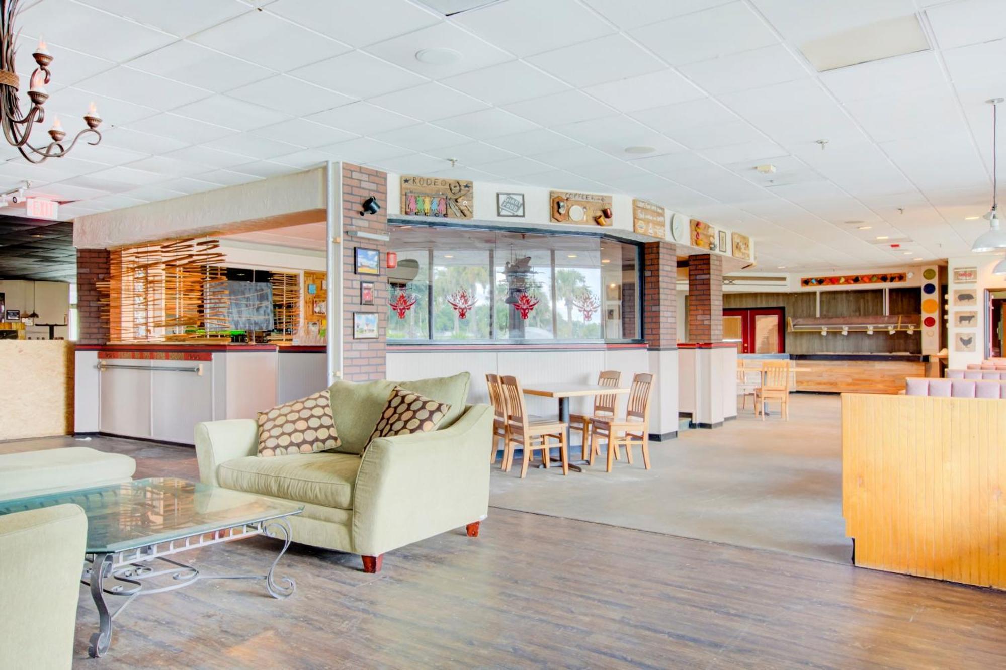 Oyo Hotel Dundee By Crystal Lake エクステリア 写真