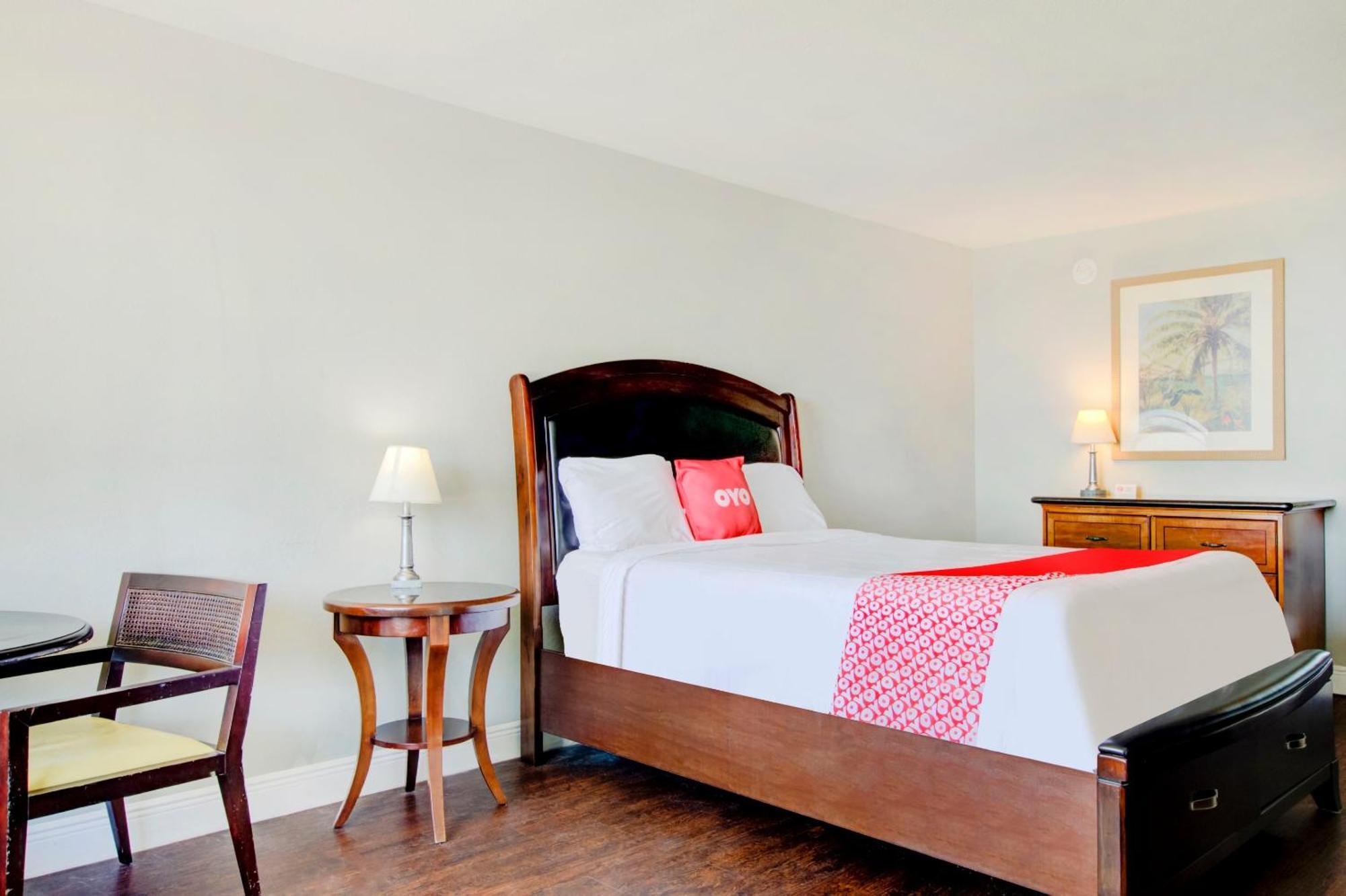 Oyo Hotel Dundee By Crystal Lake エクステリア 写真