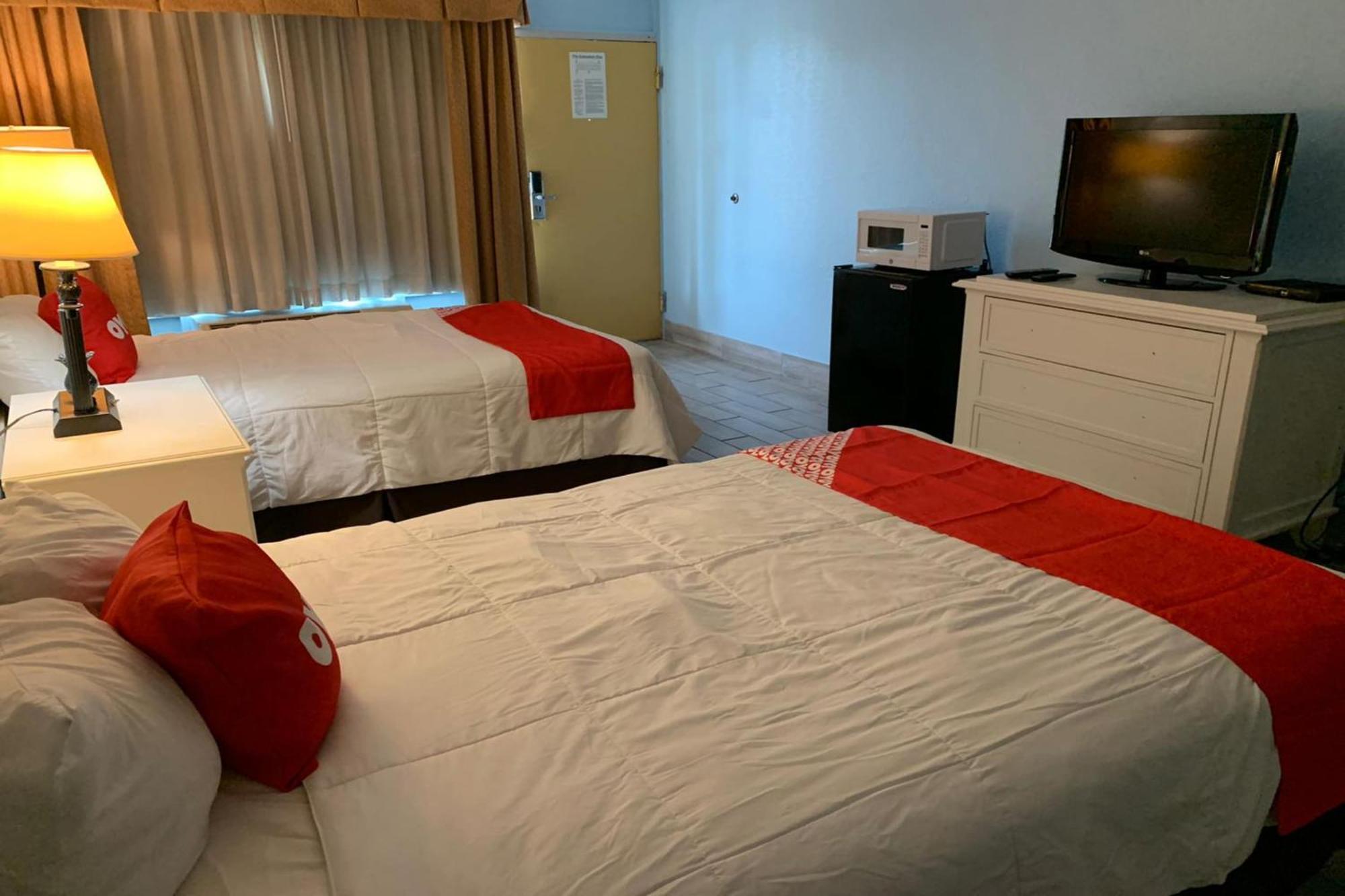 Oyo Hotel Dundee By Crystal Lake エクステリア 写真