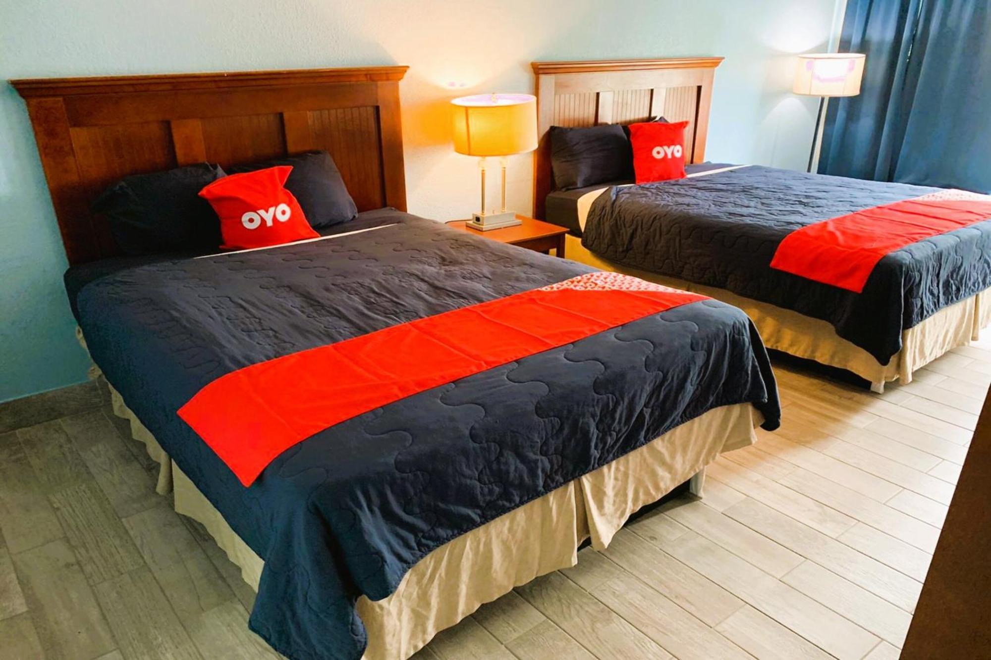 Oyo Hotel Dundee By Crystal Lake エクステリア 写真