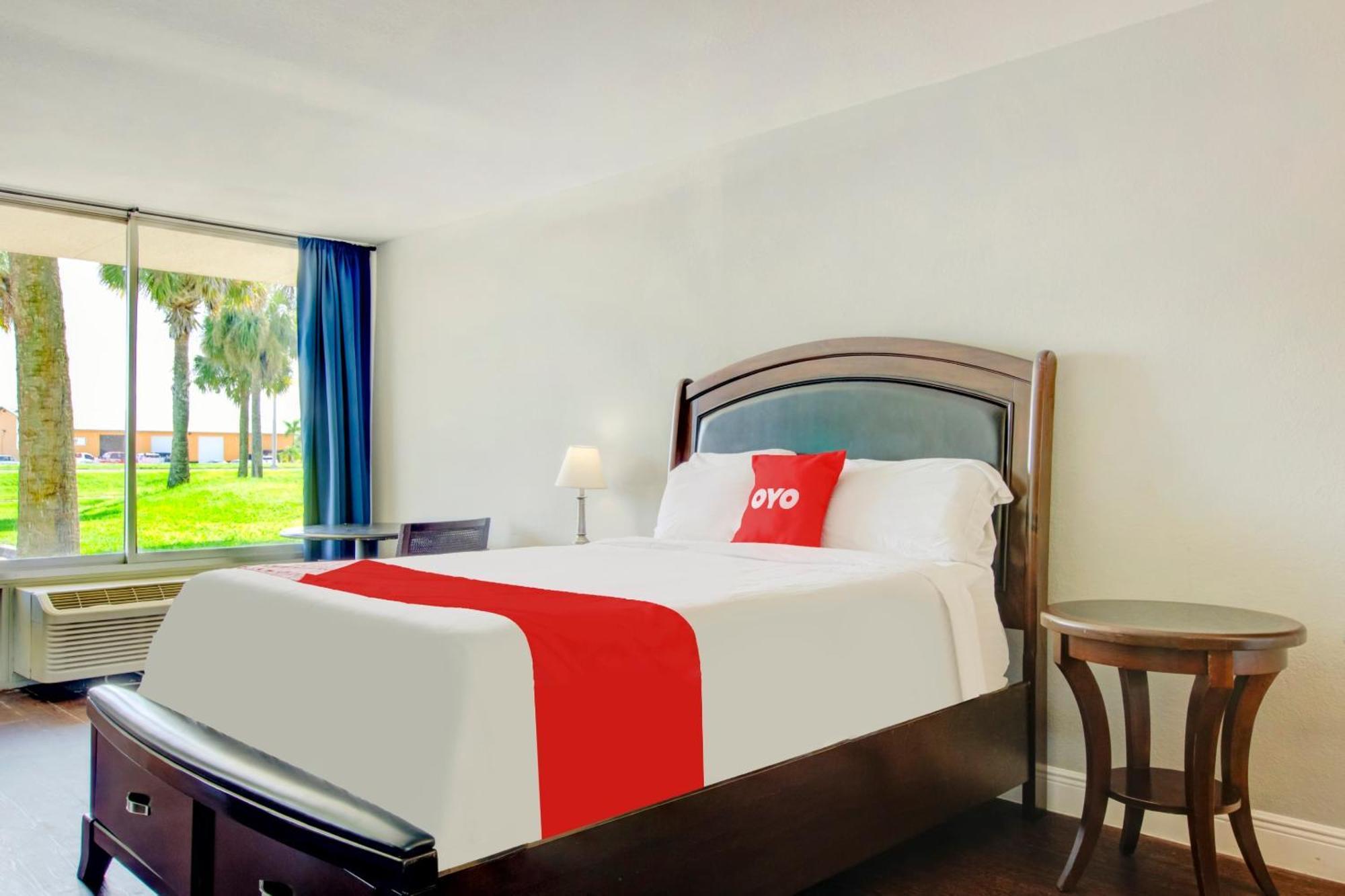 Oyo Hotel Dundee By Crystal Lake エクステリア 写真