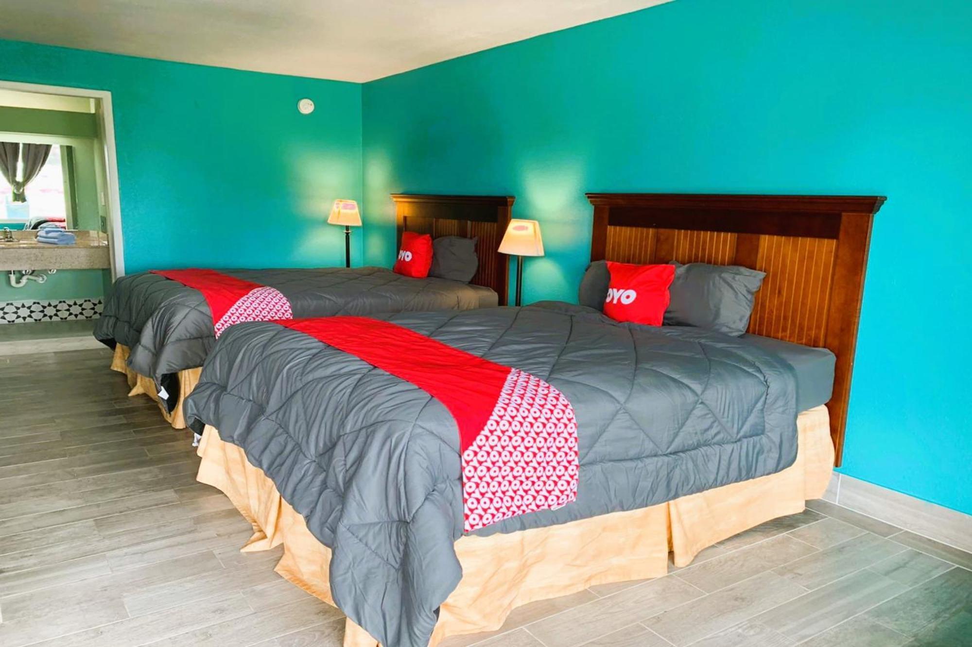 Oyo Hotel Dundee By Crystal Lake エクステリア 写真