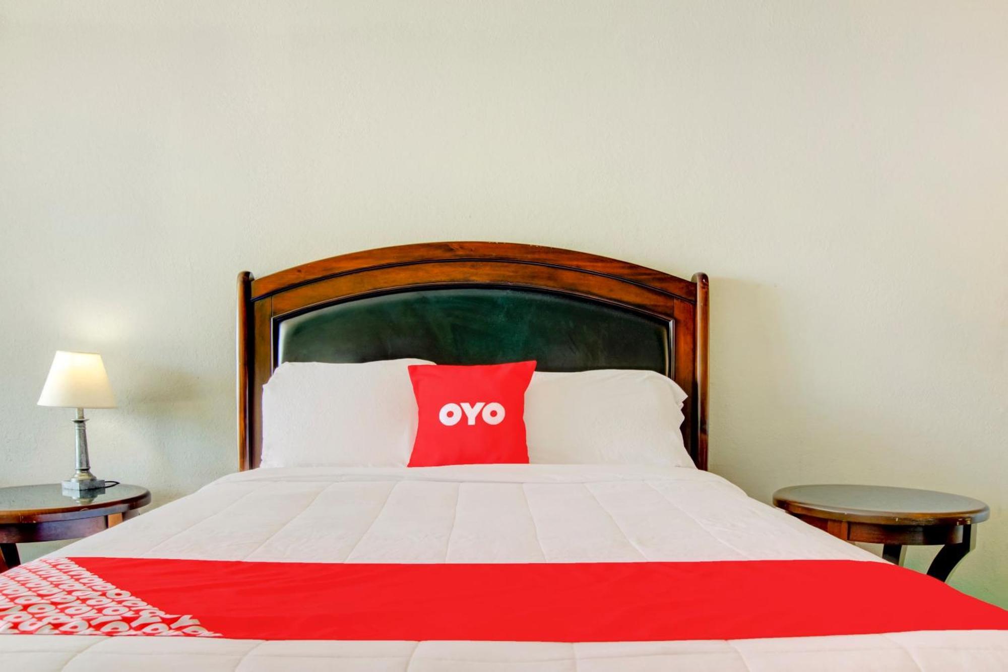 Oyo Hotel Dundee By Crystal Lake エクステリア 写真