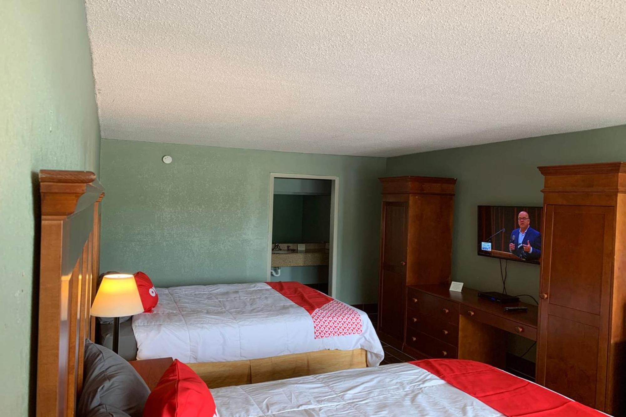 Oyo Hotel Dundee By Crystal Lake エクステリア 写真