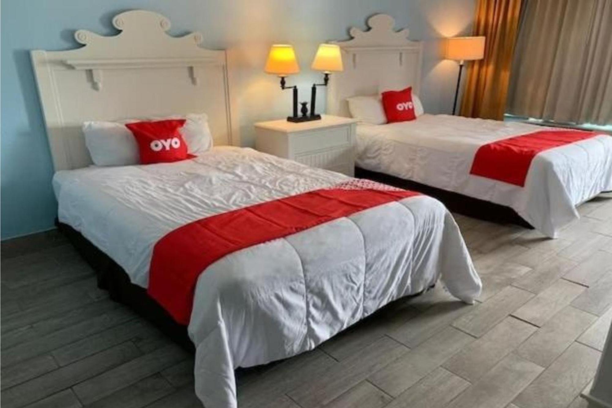 Oyo Hotel Dundee By Crystal Lake エクステリア 写真