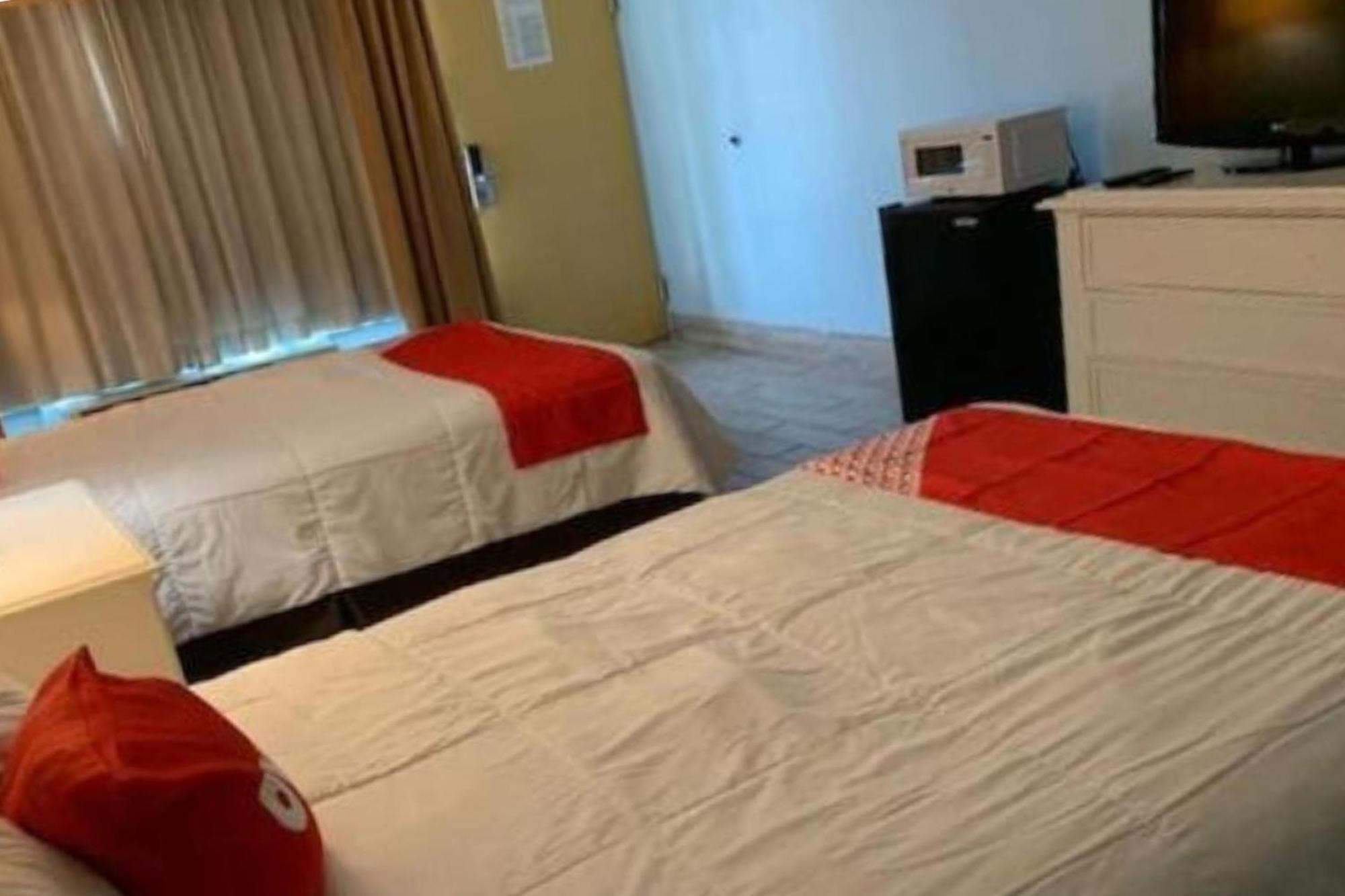Oyo Hotel Dundee By Crystal Lake エクステリア 写真