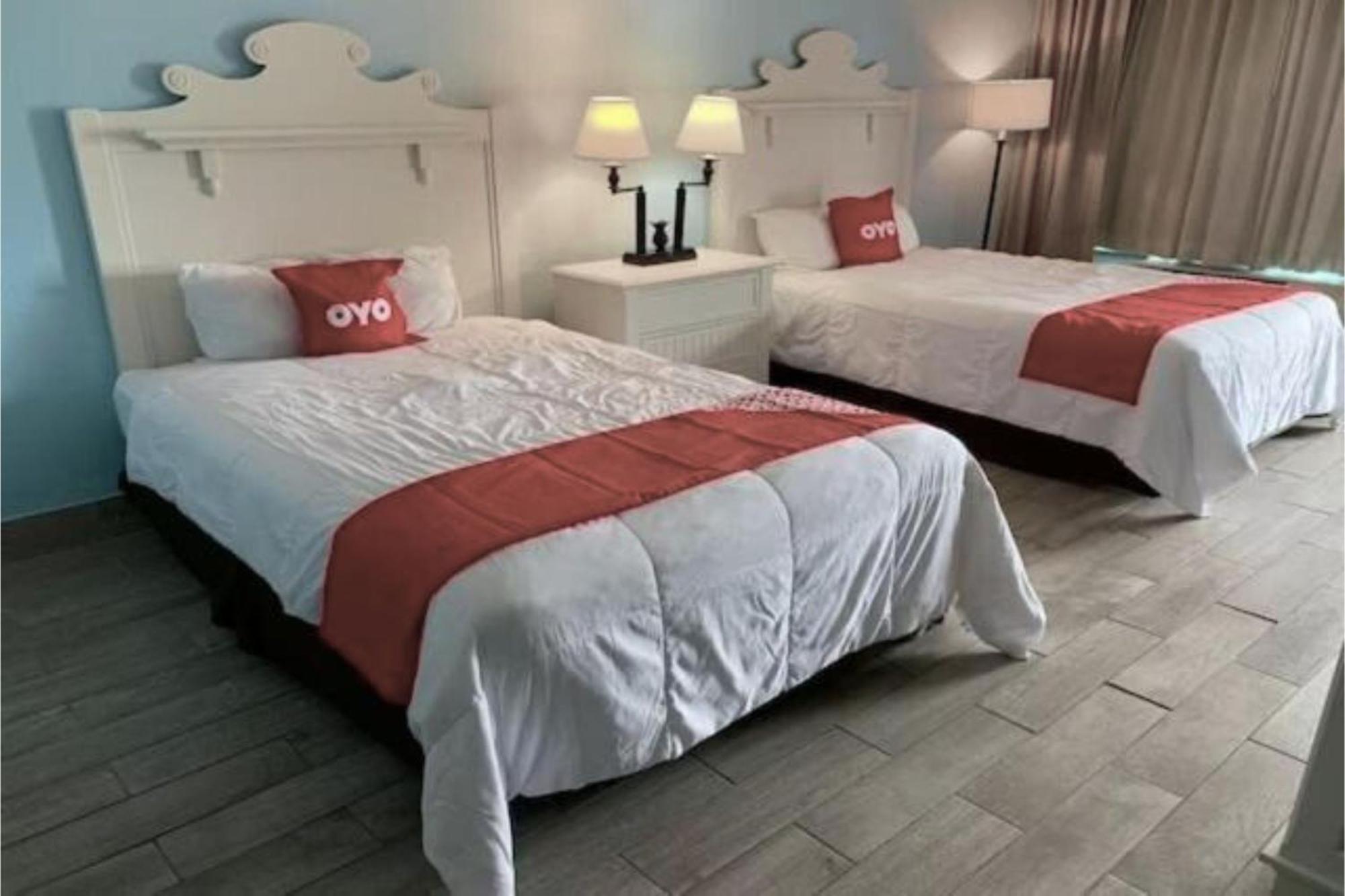 Oyo Hotel Dundee By Crystal Lake エクステリア 写真