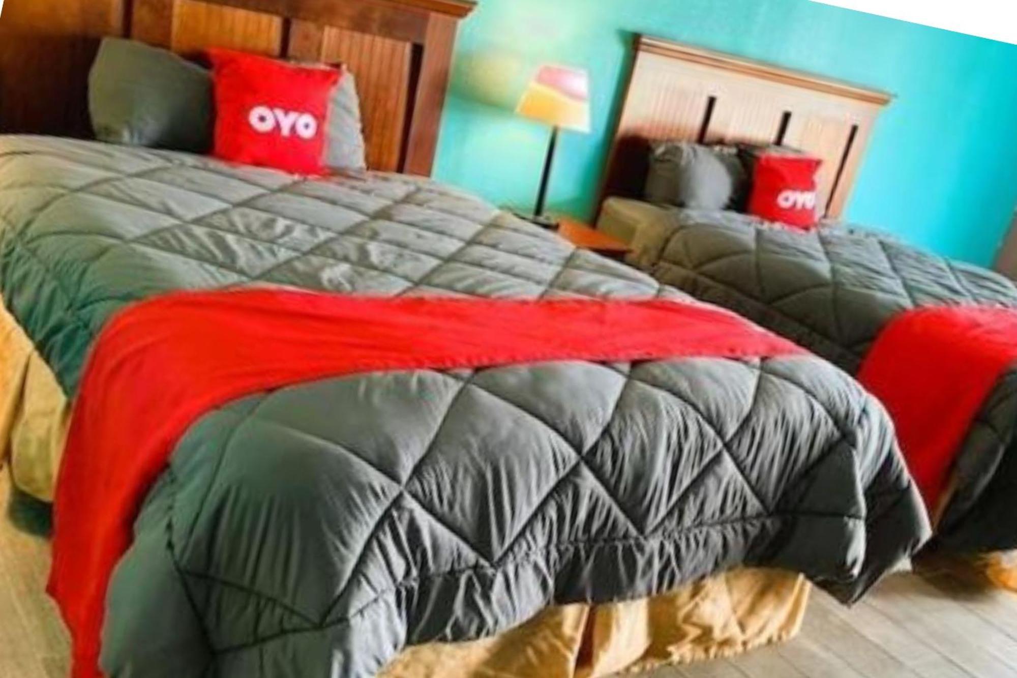 Oyo Hotel Dundee By Crystal Lake エクステリア 写真