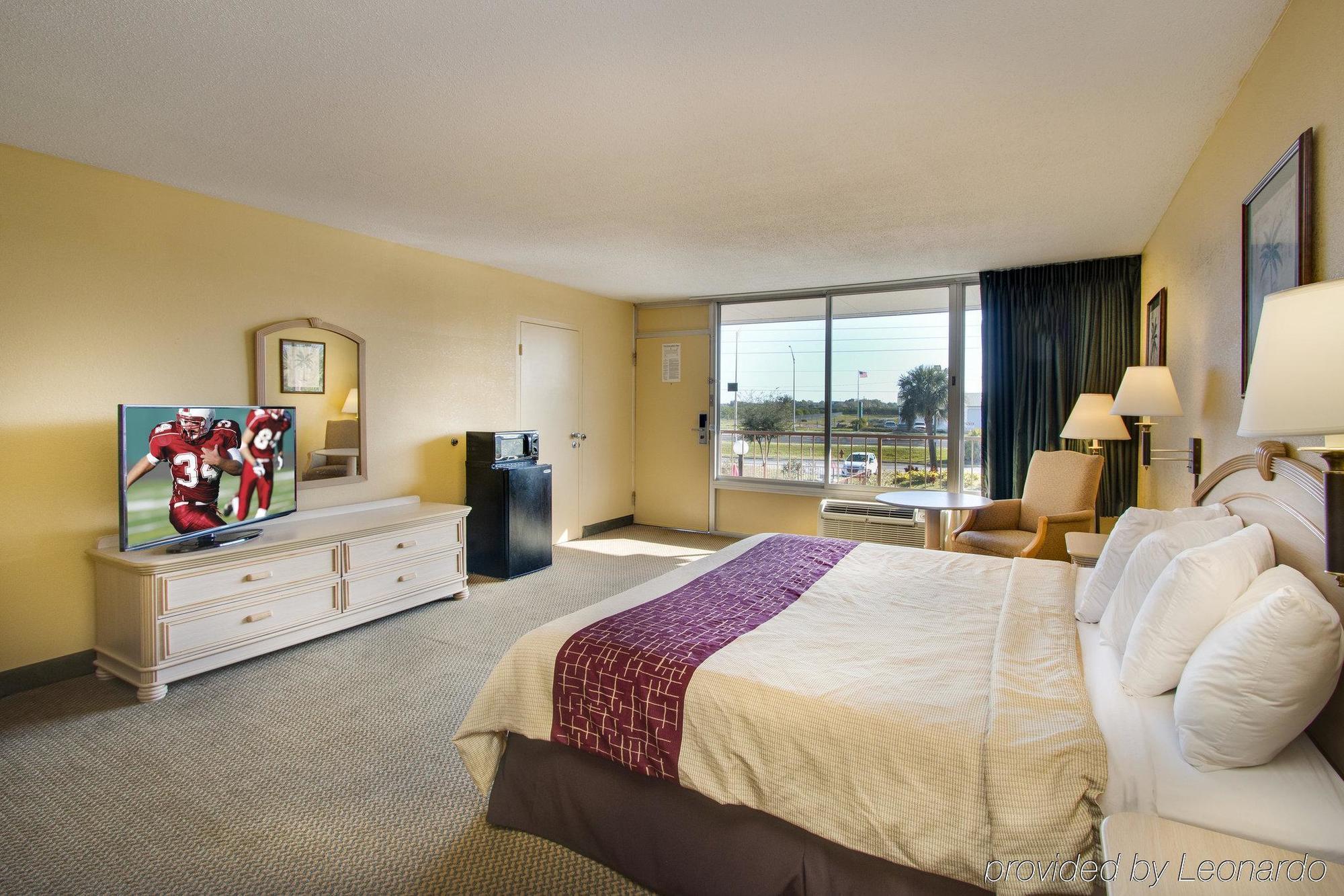 Oyo Hotel Dundee By Crystal Lake エクステリア 写真