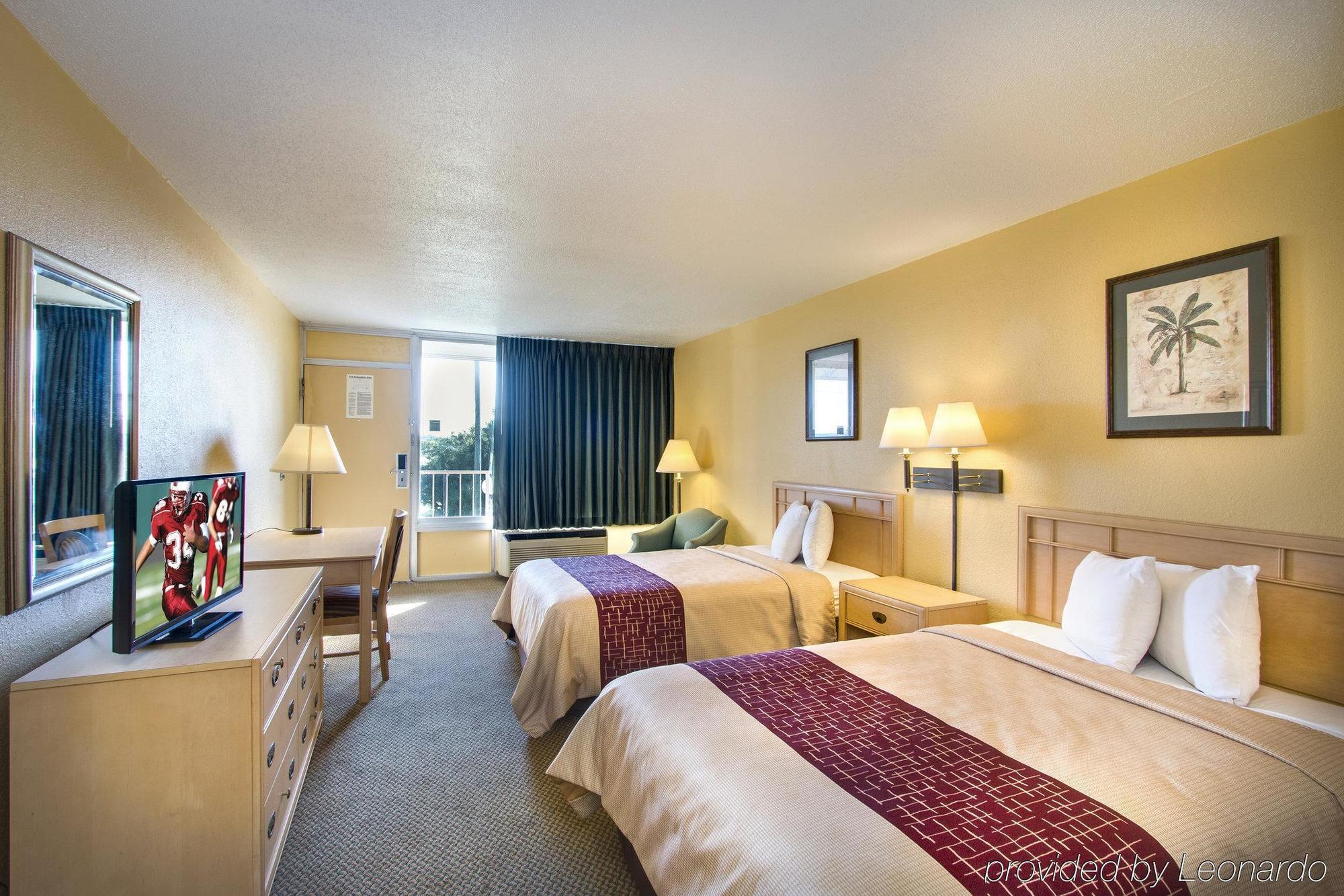 Oyo Hotel Dundee By Crystal Lake エクステリア 写真