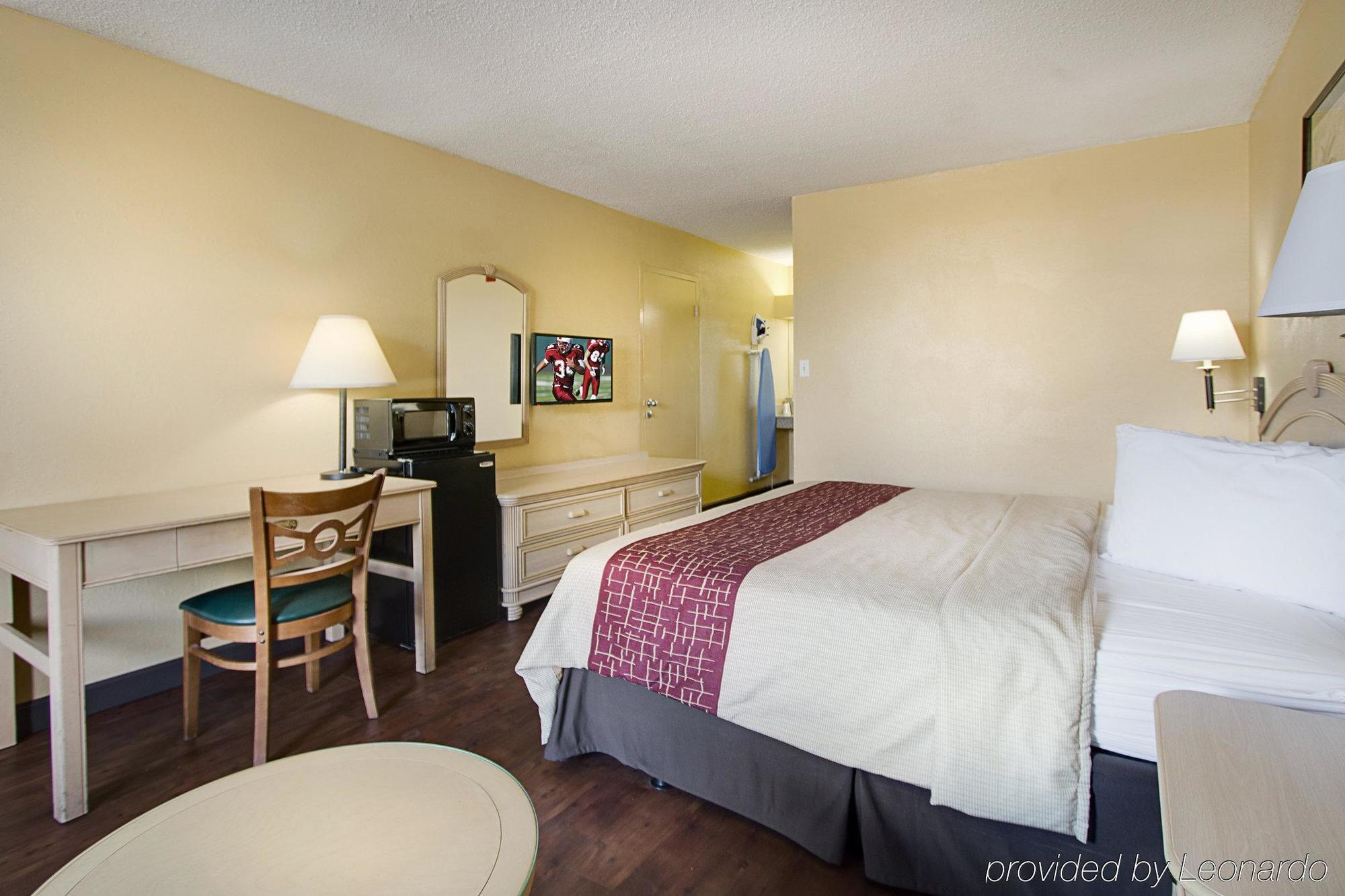 Oyo Hotel Dundee By Crystal Lake エクステリア 写真